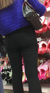 超市打底美臀少女