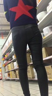 超市紧身皮裤少女
