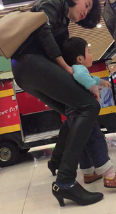 紧身皮裤包臀年青妈咪