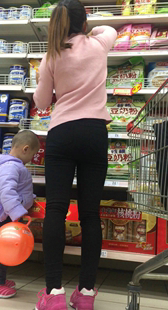 超市紧身打底黑裤少妇