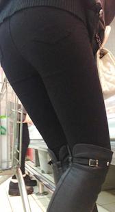 超市打底紧臀黑裤少妇