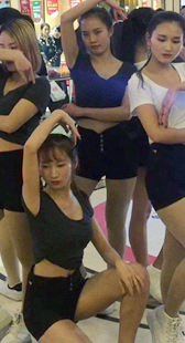 一群业余小嫩模陪你过节