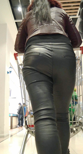 超紧皮裤宽臀熟女真会扭