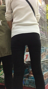 超紧紧身黑裤少妇