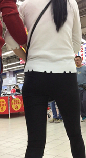 超市跟拍黑裤小少妇