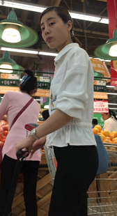 黑裤少妇身材好你在看什么呢