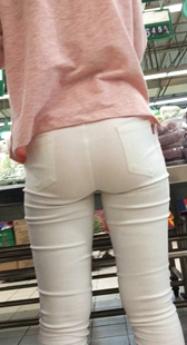 超市白裤大宽臀透红内痕