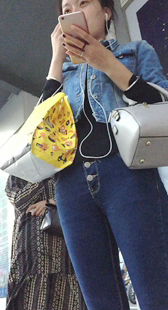 公交站蓝牛丰臀肥三角美女