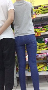 超市牛仔细长腿翘臀少妇