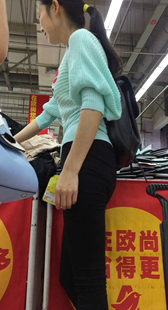 超市打底翘臀美女