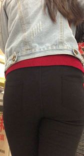 超市黑裤饱满丰臀小胖妇