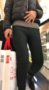 商场打底裤熟女三角区