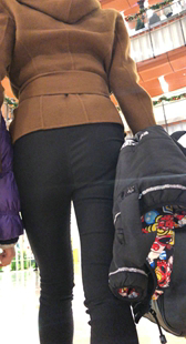 商场黑裤饱满大肥臀少妇