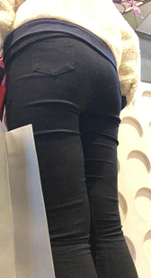 商场紧身翘臀黑裤少妇