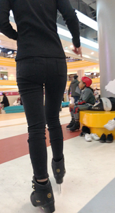 溜冰场紧身打底裤小妹