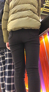 翘臀打底黑裤美女