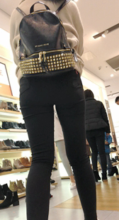 商场紧身黑裤长腿少妇