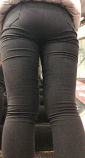 打底黑裤饱满肥臀少女