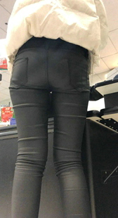 紧身包臀皮裤美少妇