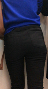 黑裤蓝衣包臀少妇