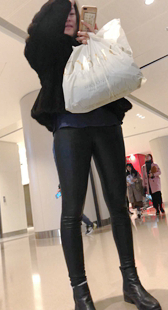 商场紧身皮裤圆臀少妇