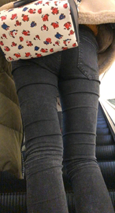 商场紧身灰牛仔少妇