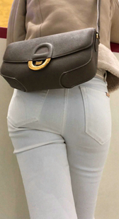 商场大丰臀白裤凸三角少妇