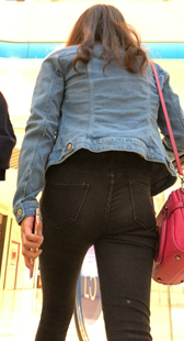 紧身牛仔宽臀美女