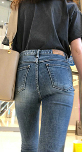 紧身大宽臀牛仔裤上电梯