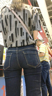 紧身裤的魅力就在于包的紧