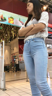 超市遇紧身牛仔裤美女陪男友购物，男友看的紧