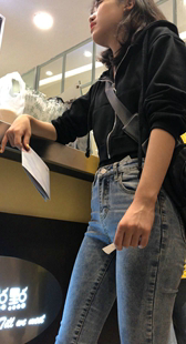 商场紧身包臀牛仔小妹