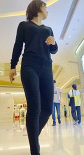 超紧瑜伽裤翘臀短发少女