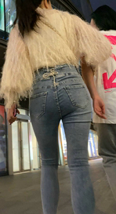 牛仔紧臀深沟妹子挺能扭