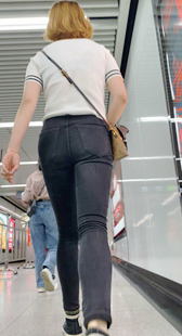 紧身黑牛仔高挑美臀小姐姐