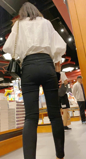 紧身打底裤细长腿美女