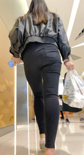 超紧打底黑裤饱满美臀特写