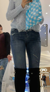 高挑蓝牛紧臀眼镜少妇