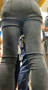 紧身打底裤紧臀妹子