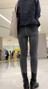 紧身灰牛仔紧臀紧三角小姐姐