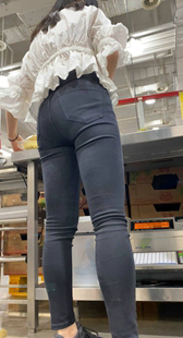 饱满黑裤紧翘臀美女