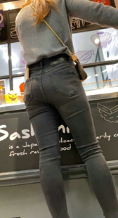 紧身黑牛仔翘臀小姐姐