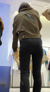 服装店打底裤紧臀妹子