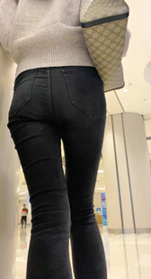 商场黑牛仔紧臀身材好