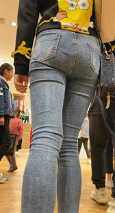 紧身饱满翘臀牛仔裤少妇