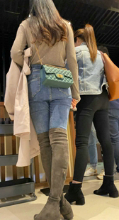 包臀牛仔长发小姐姐排队