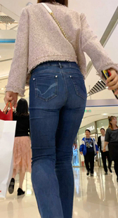 牛仔丰臀妹子真能扭