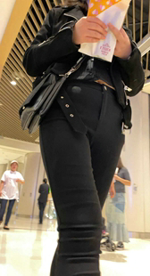 超紧黑裤紧三角妹子