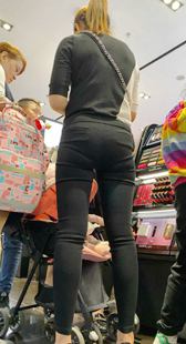 高跟黑西裤翘臀紧内痕少妇