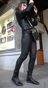 紧身皮裤皮衣少妇来拍照